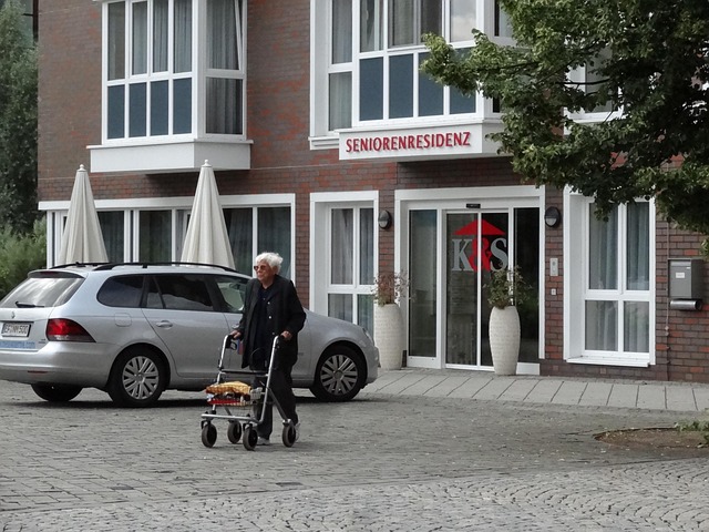 Rentnerin, Seniorin, Altersheim